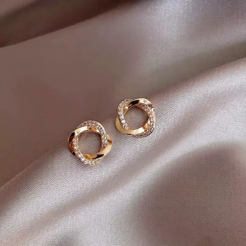 Retro small sophisticated elegant earrings