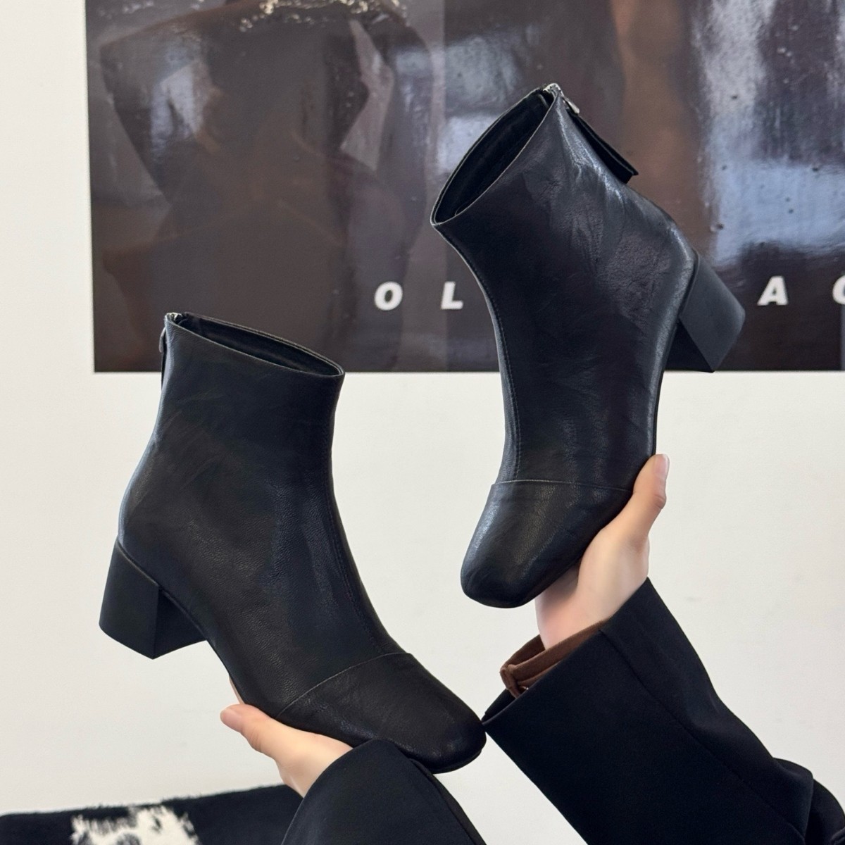 Boot nữ cổ thấp mũi vuông gót thấp da cừu thật mùa thu đông — Màu đen