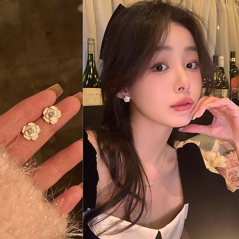 Small Flower Oni Camellia Earrings Gentle and Exquisite 2024 Joker High-end Earrings Autumn and Winter Fragrant Earrings