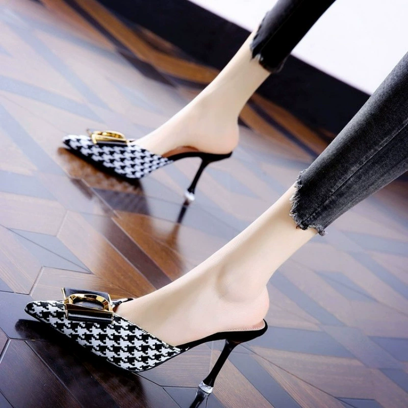 Женские мюли на высоком каблуке с острым носком в клетку «гусиная лапка» в стиле Chanel, летняя корейская версия с металлической квадратной пряжкой и босоножками на тонком каблуке.