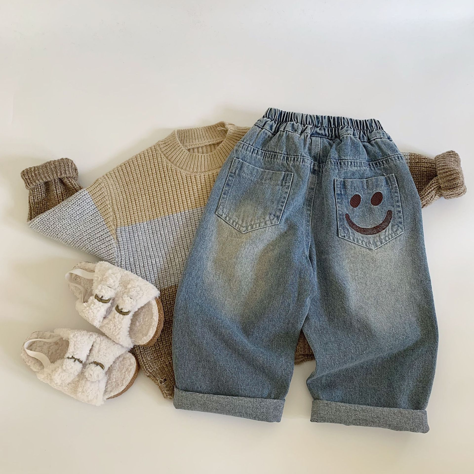 Mai Bao jeans para niños 2025 primavera nuevos niños bordados sonrientes pantalones casuales estilo extranjero pantalones largos sueltos