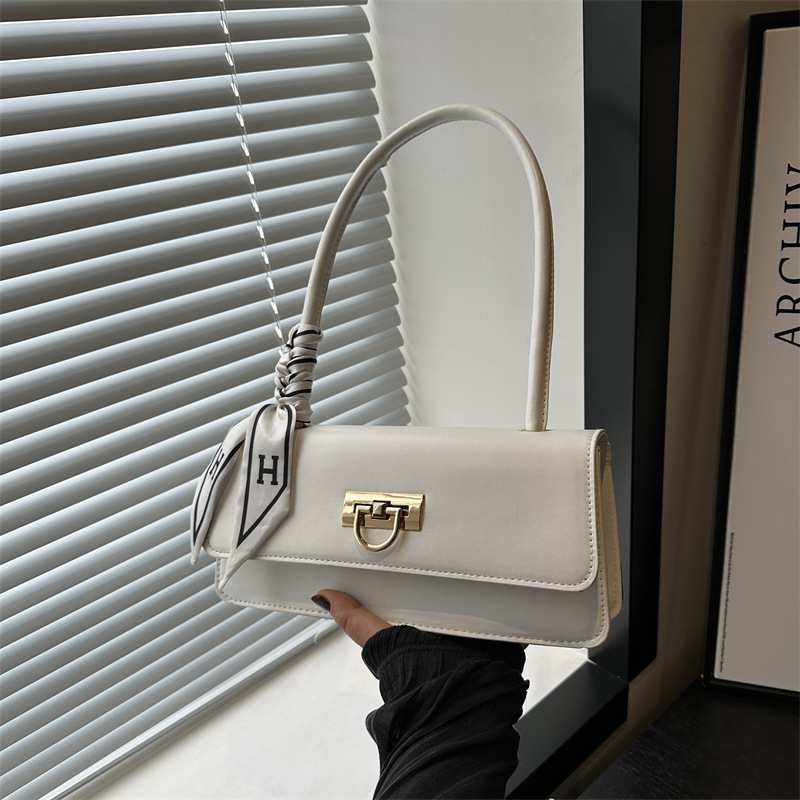 Bolso pequeño bolso de mujer popular portátil bajo el brazo 2024 otoño nueva moda estética simple bolso de hombro