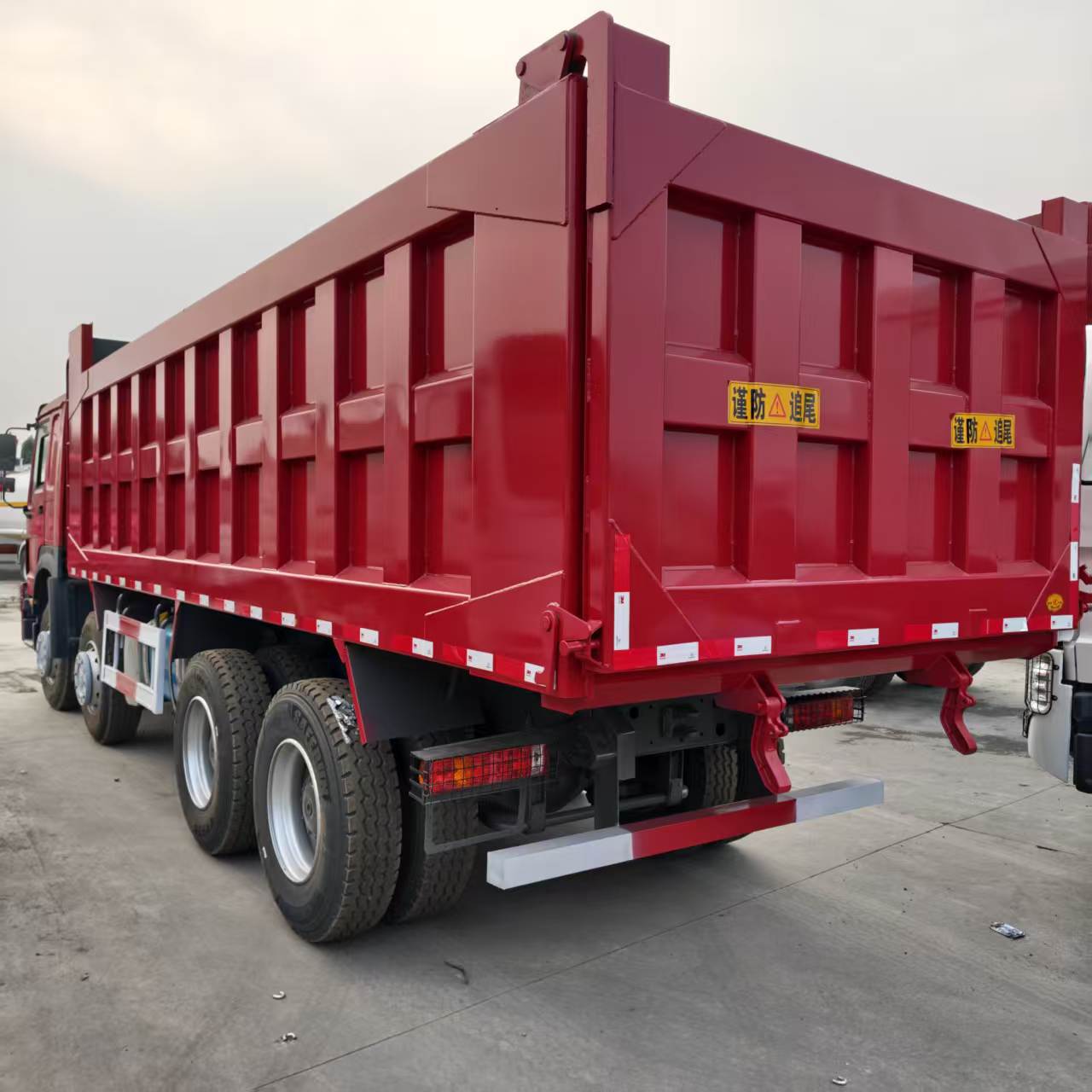 Sinotruk Howo 8x4 Dump Truck for Engineering Transport, Mining, Earth and Stone Transport, Export Tipper Truck