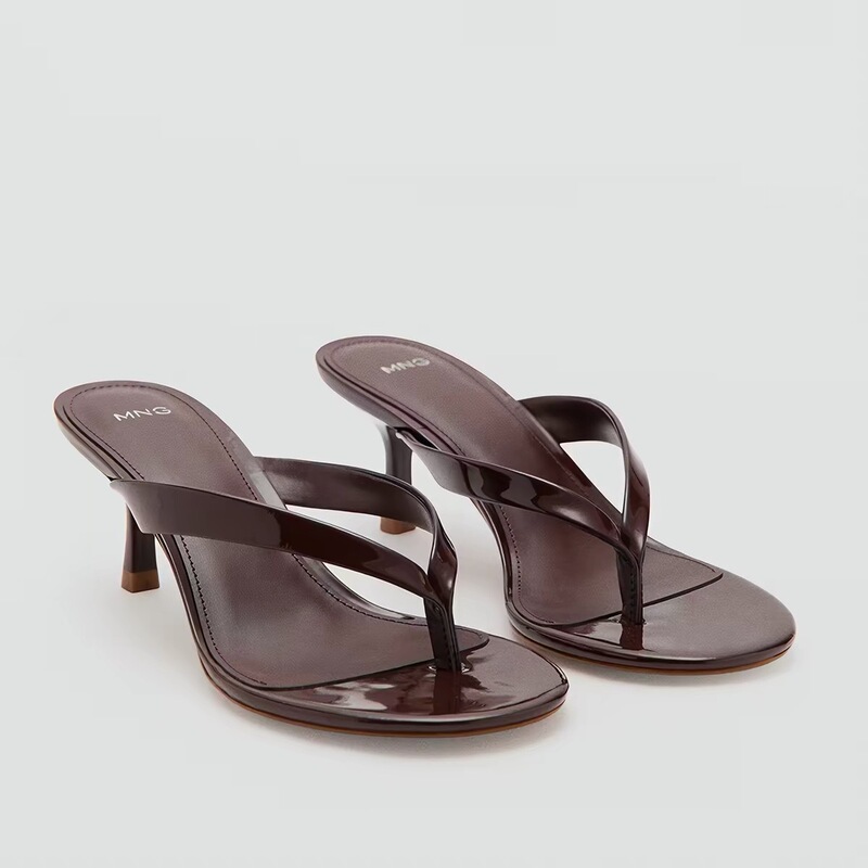 MNG women's outdoor slippers, 2026 summer new collection, French-style minimalist design, thin-heeled patent leather thong sandals, high-heeled flip-flops