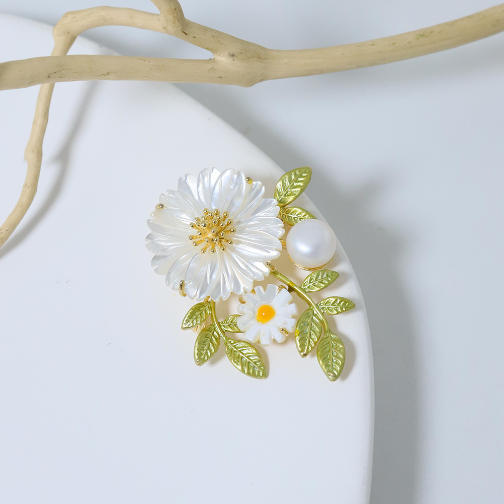 Nuevo broche de perlas de margarita de fragancia de alto nivel, nicho ligero y lujoso, accesorios de broche de traje de alta calidad. image 1