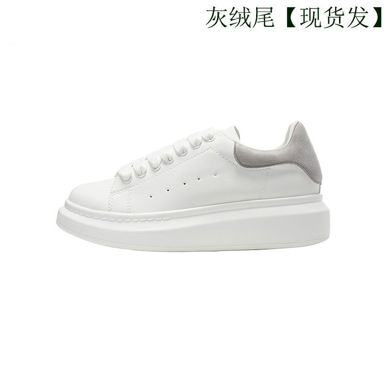 Alta versión McQueen zapatos blancos de suela gruesa mujer 2025 nuevo estilo de cuero salvaje con aumento interior pareja zapatos casuales zapatos de mujer