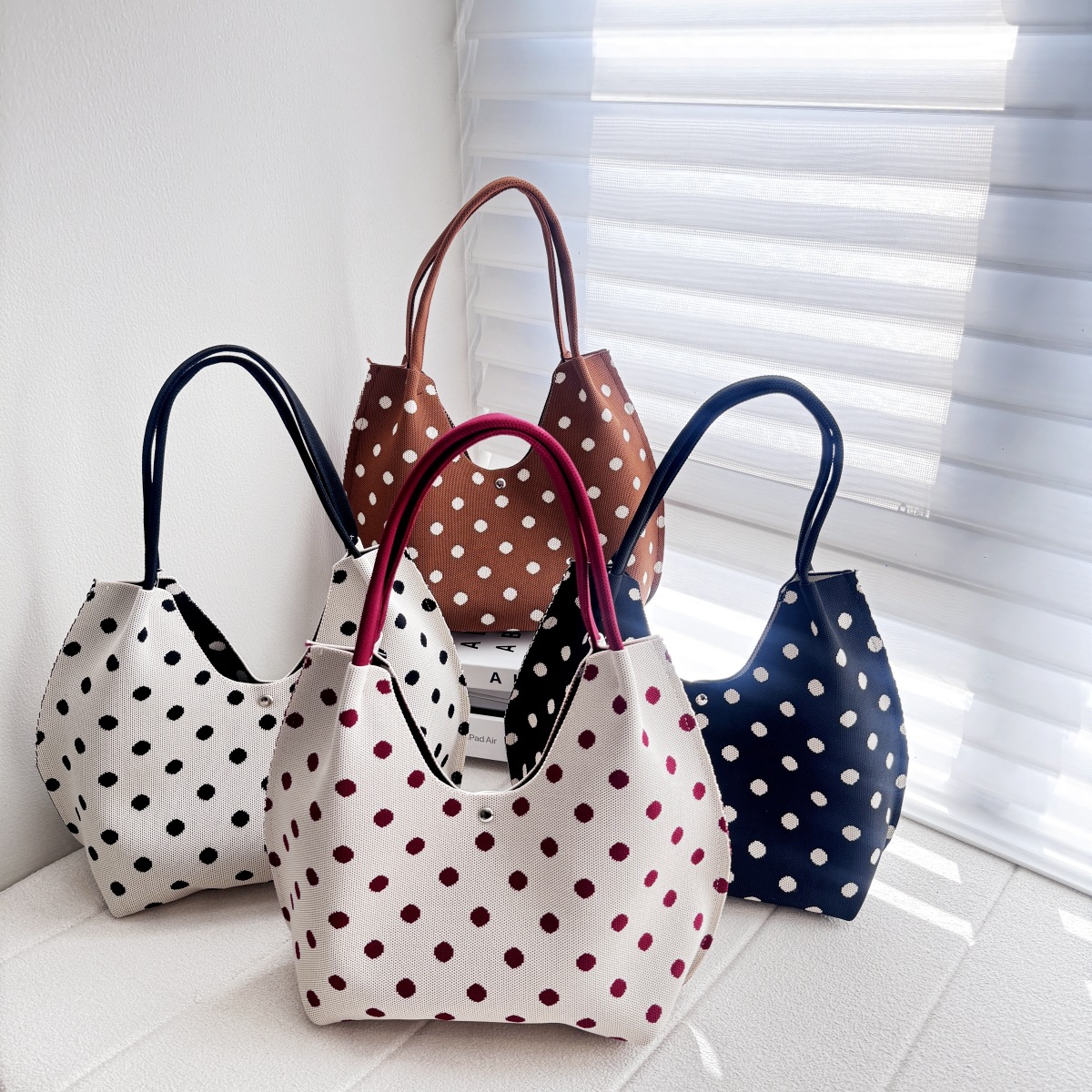 Korean-style polka dot knitted shoulder bag for women, 2026 summer new model, large-capacity tote bag, versatile handbag