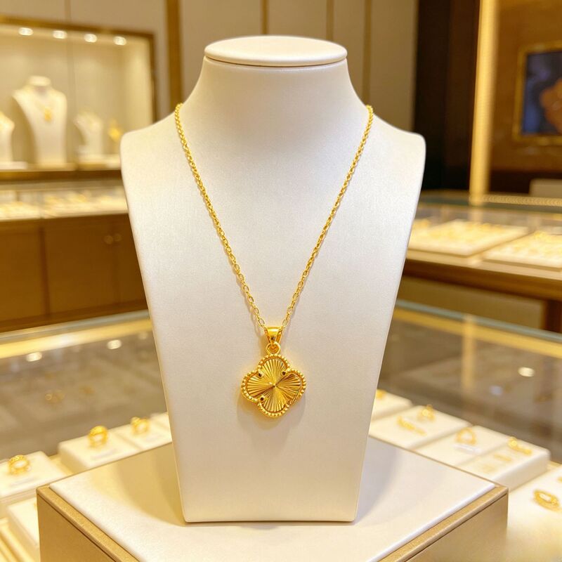 Brass Electroplated Four-Leaf Clover Necklace for Women, Fashionable Commuter Style, Light Luxury, Niche Design, Color-Preserving, Long-Lasting Floral Pendant Necklace
