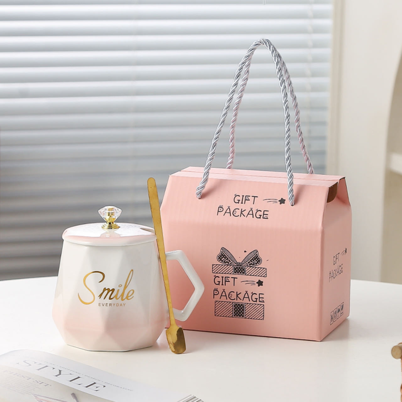 Red celebridad en cerámica conjunto de estilo europeo de alto valor con tapa de cerámica chica taza de oficina regalos al por mayor