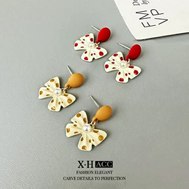 耳钉;耳环;耳扣