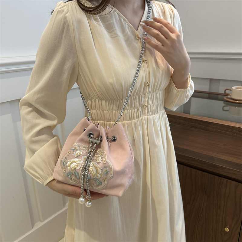 Bolso de diseño de nicho para mujeres 2024 verano nuevo retro mochila de hombro casual simple bolso de cubo casual para mujeres