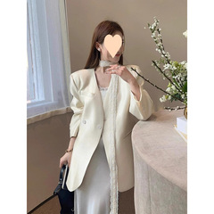 ユニークで美しいカジュアルスーツ、ルーズジャケット、女性用のエレガントなデザインの白いスカート、2025年の新しいスーツ