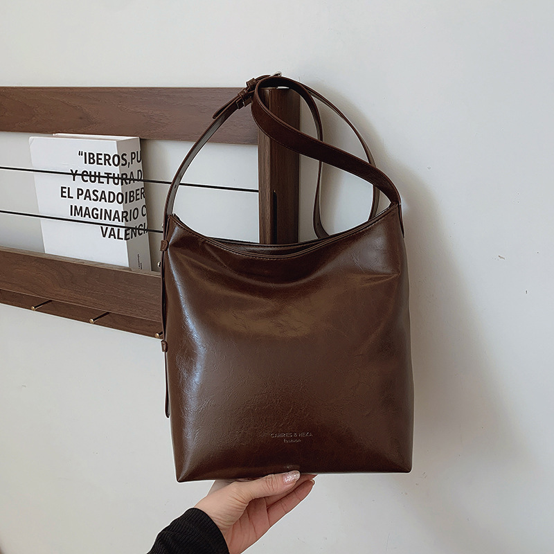 Cross-border retro versátil hombro único brazo bolso para mujeres 2025 nuevo cuero suave ocio de gran capacidad de transporte de viaje bolso de cubo