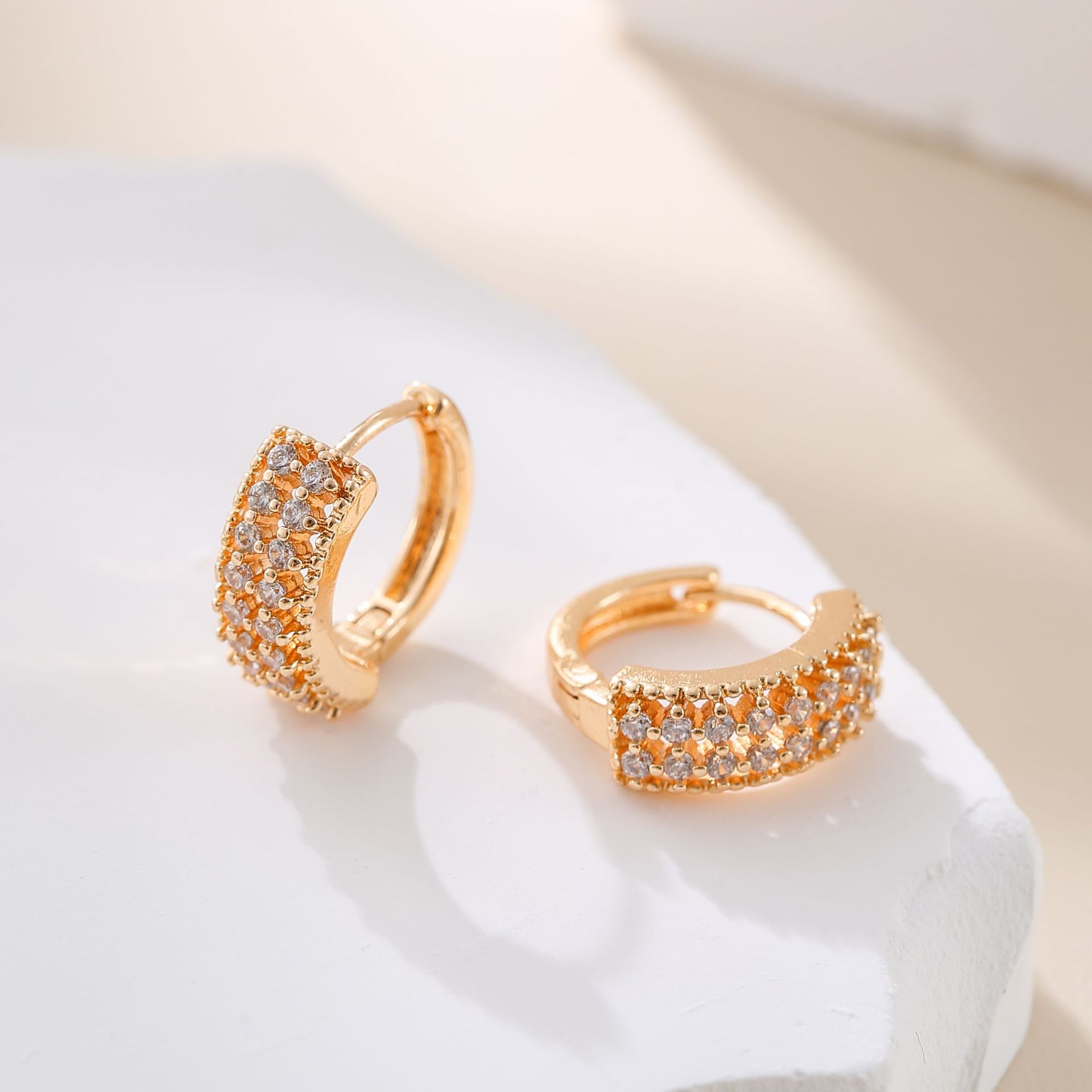 Transfronterizo anillo zirconio micro pendientes2024 nicho de moda diseño único completo blanco de zirconio delicado perno de orejas