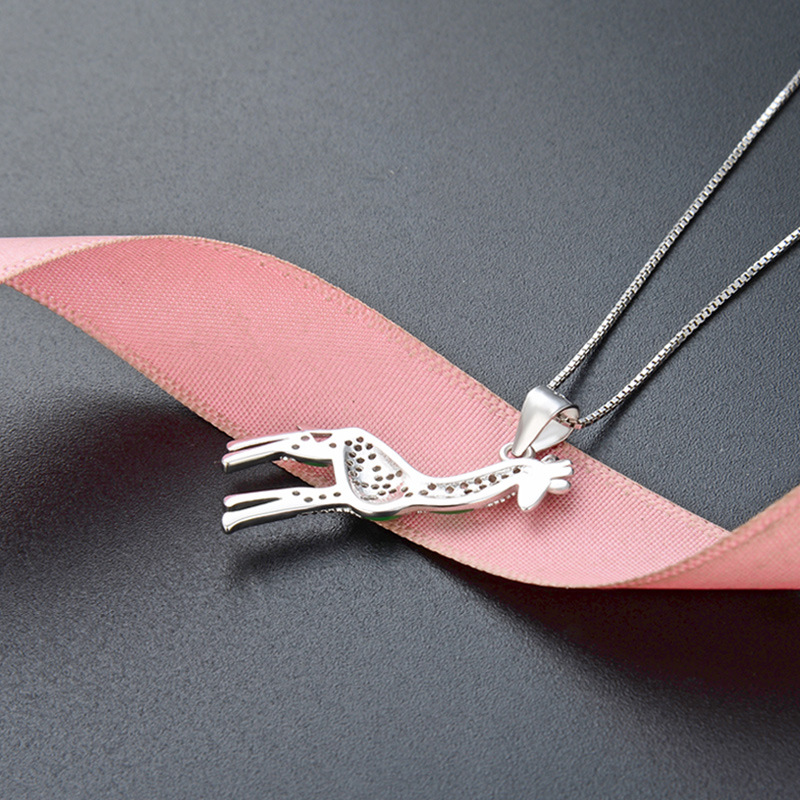 Europa y los Estados Unidos lindos dibujos animados 925 plata esterlina girafa collar de venta transfronteriza caliente temperamento goteo de aceite colgante animal cadena clavícula