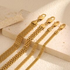 女性のシンプルな網状のブレスレットは手を編んで金色のファッションステンレスの材質を飾ります。