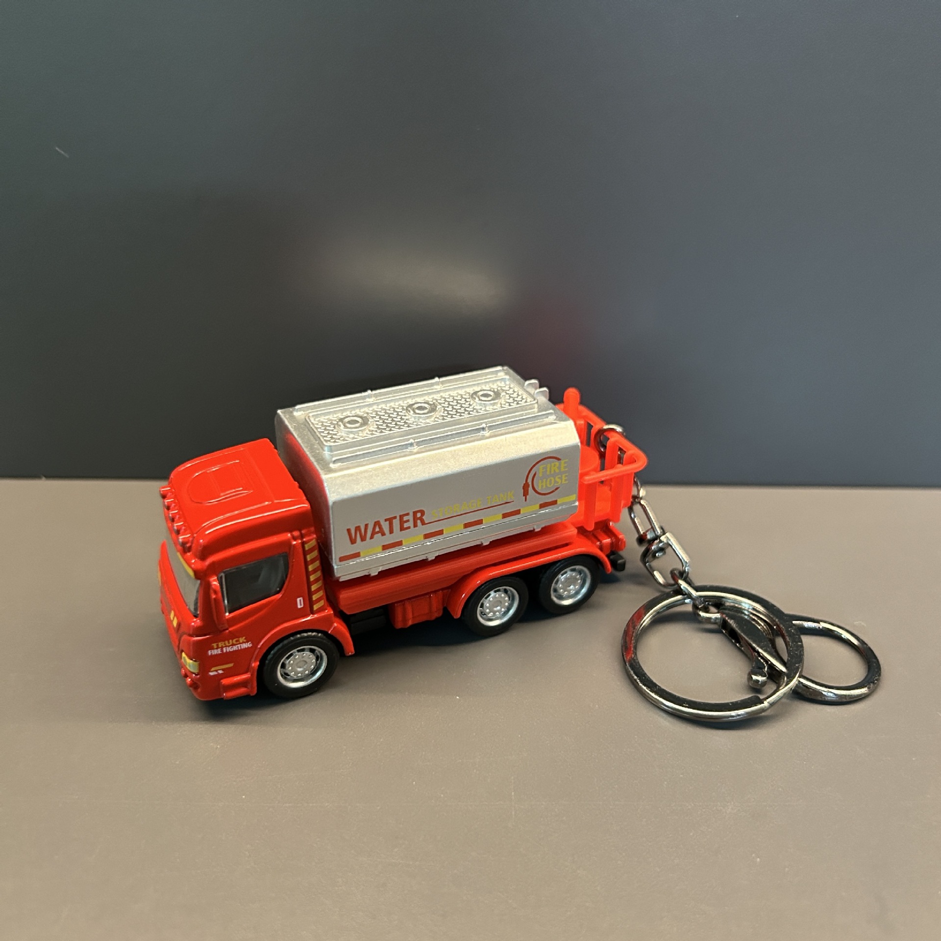 Mini camión de agua contra incendios excavadora modelo de aleación de deslizamiento llavero mochila colgante carro llavero pequeño regalo