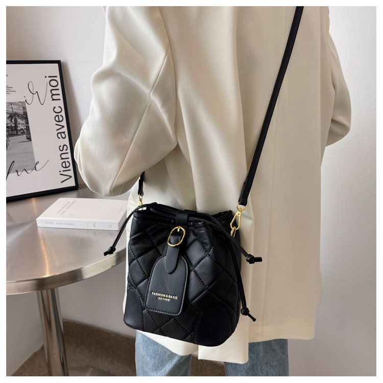 Fashion Solid Color Bucket Shoulder Bag Wholesale display picture 4