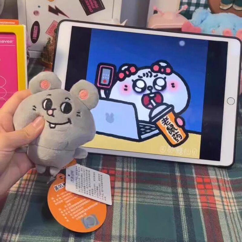 ネットレッドのぬいぐるみとラットのリュックサックのぬいぐるみのぬいぐるみが女の子のぬいぐるみを持ってきた|undefined