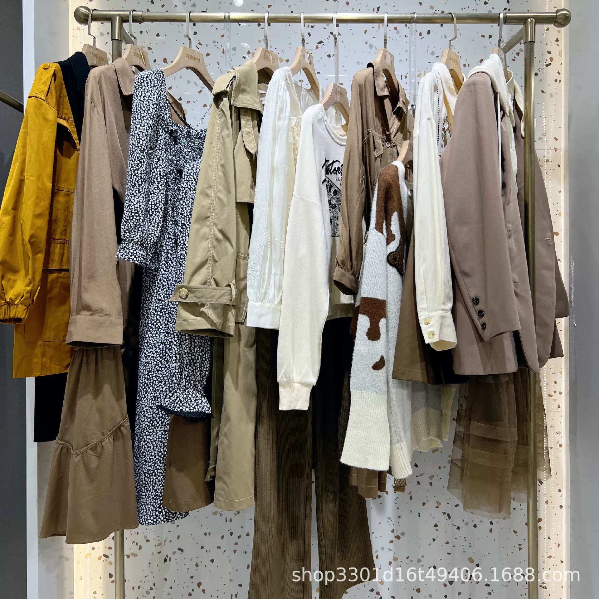 Распродажа женской осенней одежды со складов магазинов, напрямую от производителей, ассортимент стилей, доступен для оптовых и физических продаж.