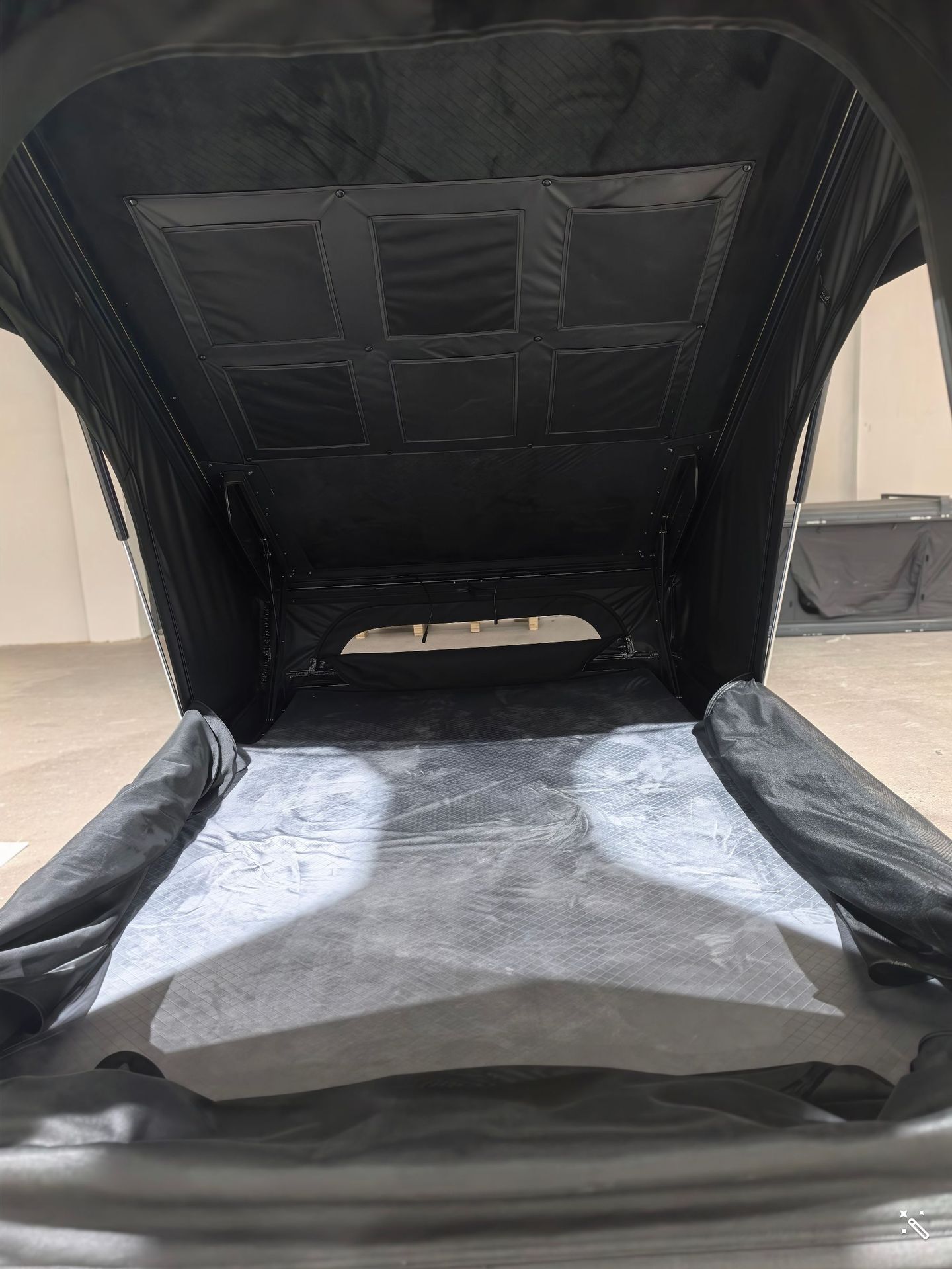 Aluminum Triangular Elevated Roof Tent, Rainproof and Sunshade, Outdoor Quick-Open Hard-Core Off-Road Vehicle Tent