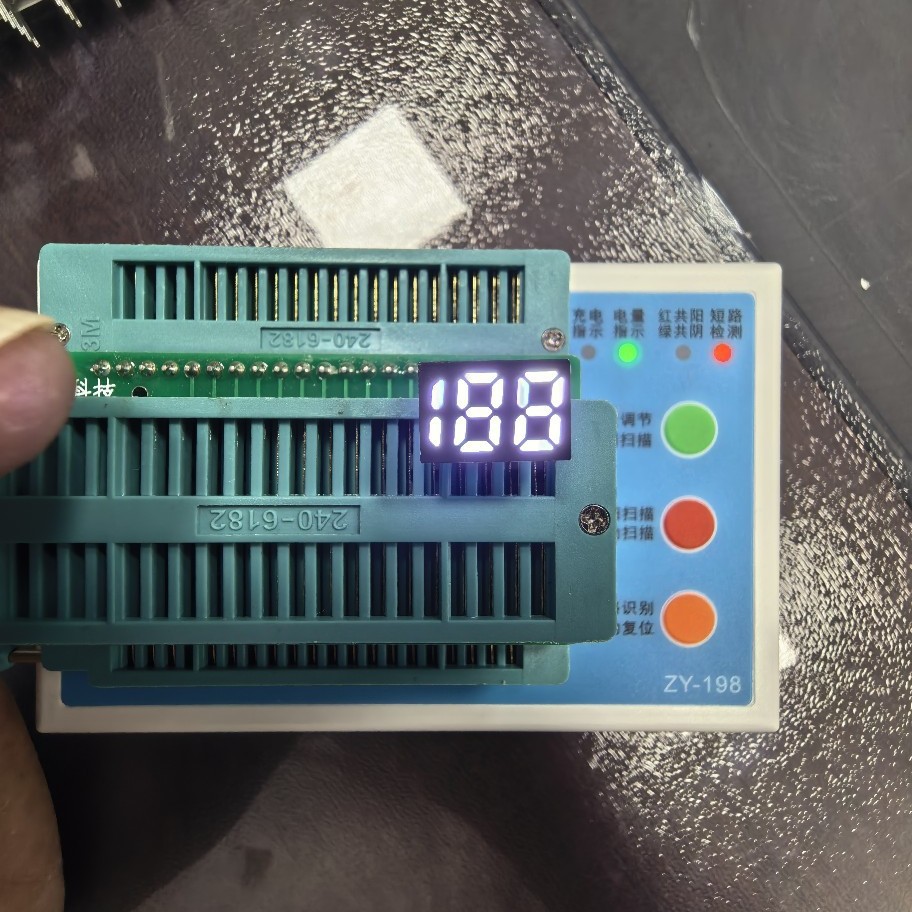 0.25英寸2位数码管 高亮白光数码显示屏 单排5P2个8带温度数码管