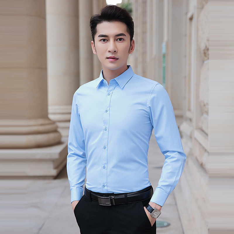 Светло-голубая рубашка с длинными рукавами