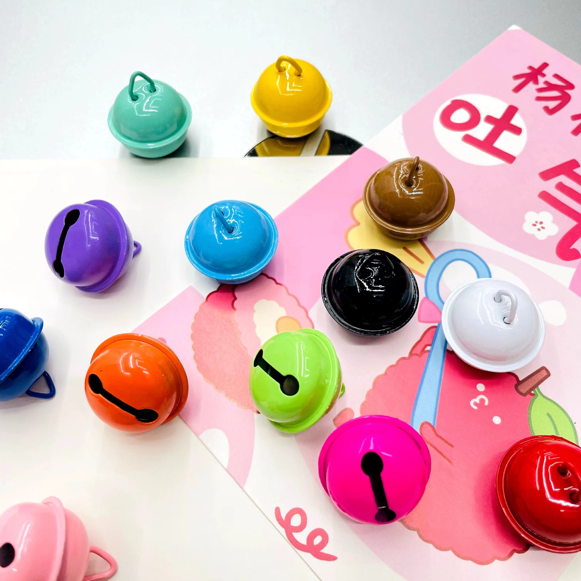 22mm colorido una palabra pintada campana DIY accesorios joyería pulsera bolsas de llaves colgar material de Navidad al por mayor