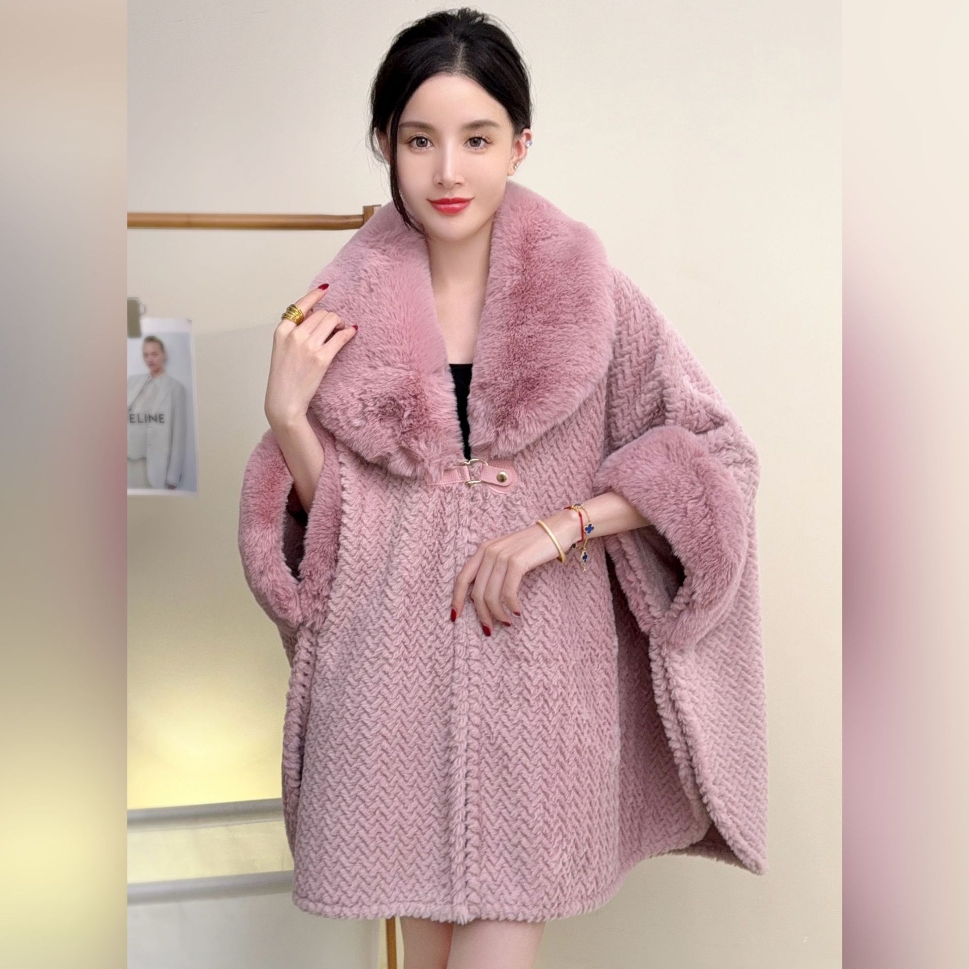 Chaqueta de chal de cuello de piel grande de color sólido de alta gama, chaqueta de punto de capa suelta de gran tamaño de felpa gruesa y cálida de longitud media