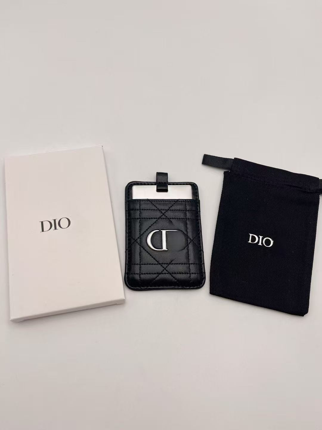 D brand stainless steel mirror set, including a mirror and a card holder, comes with a gift card, a mirror strap, a dust bag, and a gift box, featuring a diamond-patterned card holder