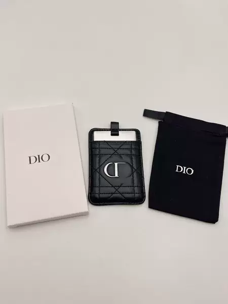 D brand stainless steel mirror set, including a mirror and a card holder, comes with a gift card, a mirror strap, a dust bag, and a gift box, featuring a diamond-patterned card holder