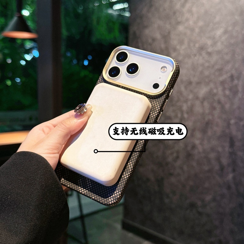 夜光文字入りカーボンファイバー柄、Apple 17 Pro用マグネット式スマホケース、メタルレンズ、iPhone 16用ハードケース|undefined