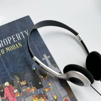 Ретро-классика 90-х серебряные наушники кабель носить гарнитуру фото маленькая красная книга заголовок