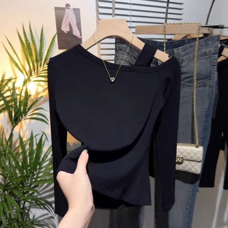 Plus-size women's off-shoulder thin long-sleeved T-shirt, trendy and popular early autumn style, slim fit, flattering base layer top.