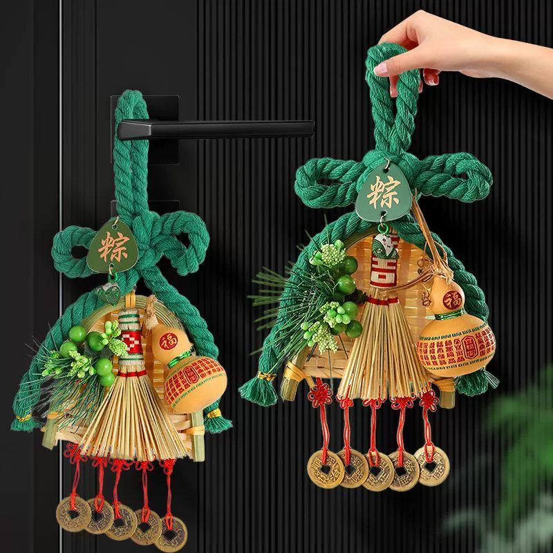 Декоративная метла для фестиваля лодок-драконов с благословляющим персонажем, рисовым пельменем, полынью, подвеской в ​​виде тыквы, подвесным украшением в виде китайского узла, подвеской на дверь, композицией атмосферной сцены.