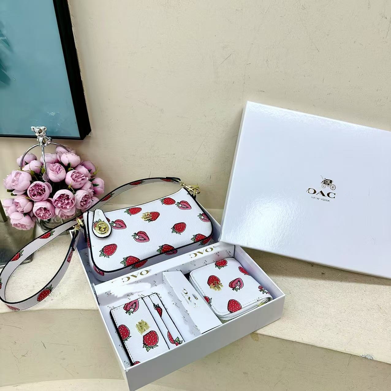 2025 nuevo Kome bolso brazo cartera de tres piezas conjunto de co caja bolsa de tarjetas de comercio exterior transfronterizo bolso de donación