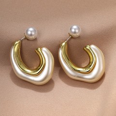 ヨーロッパとアメリカの国境を越えた売れ筋オフホワイトの不規則な形のパールC型イヤリング、ハイエンドのファッション、シンプルなレトロイヤリング