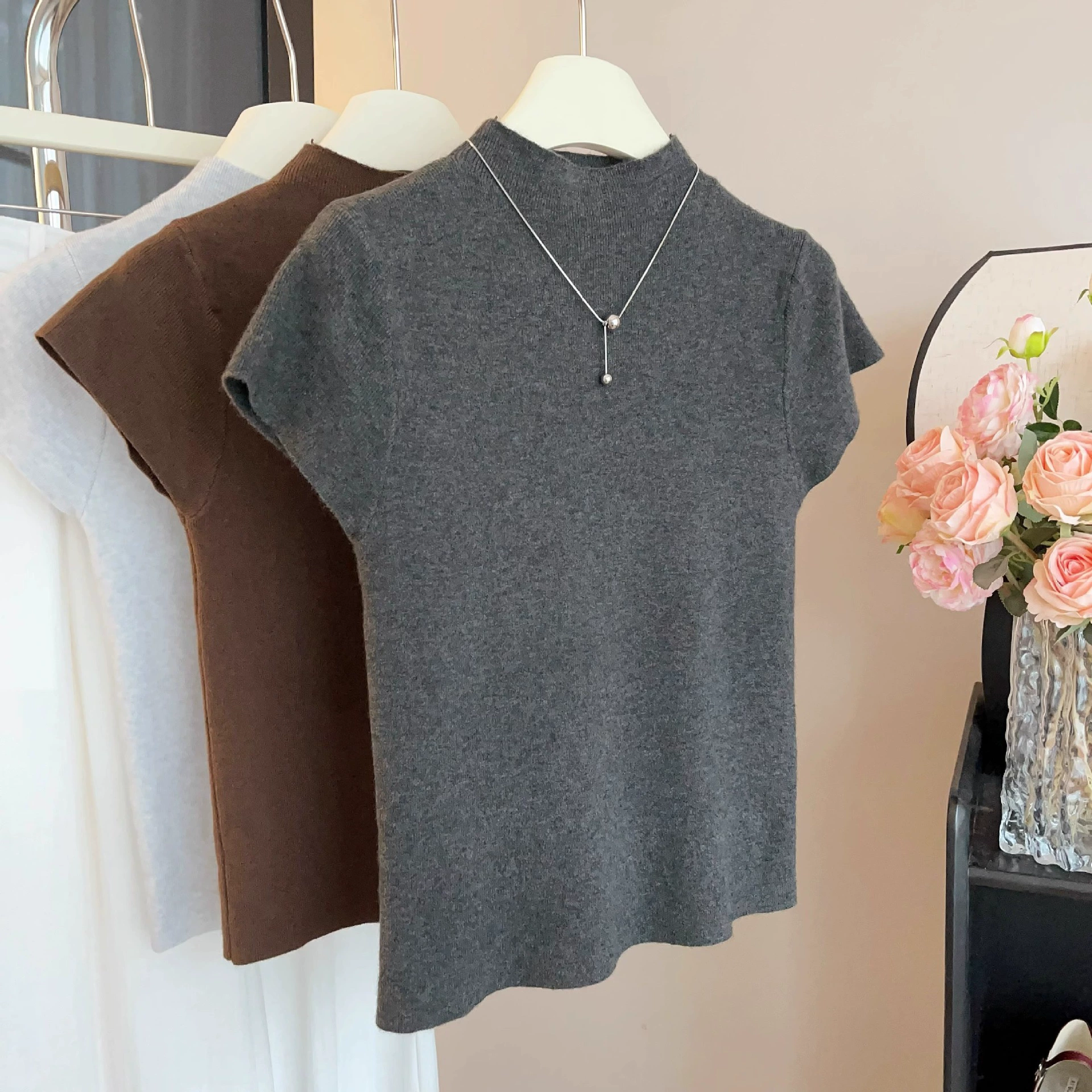 Серая полугольфовая вязаная футболка с коротким рукавом для женщин, новая облегающая и стильная майка-топ для весны и лета 2025 года