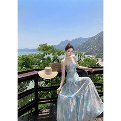 フランスのレトロで優しい風のしわが胸の長いスカートの子供を拭きます。