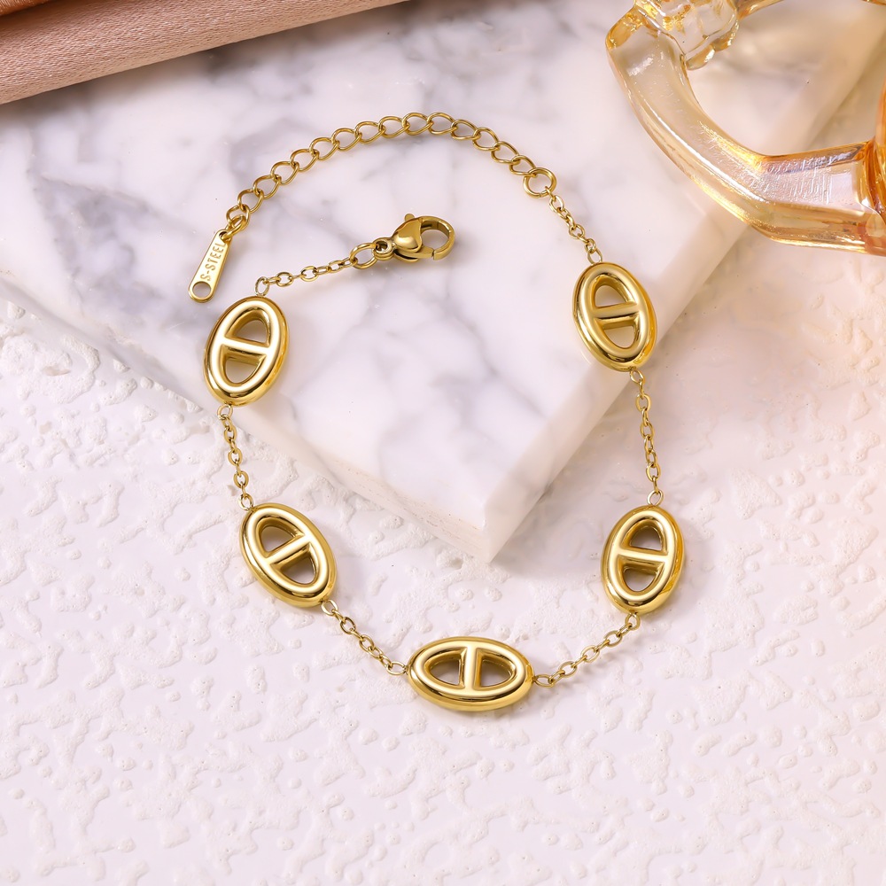 New Three-Dimensional Pig Nose Titanium Steel Bracelet for Women, Fashionable Hollow Japanese Letter Bracelet with Double D Letters, Manufacturer