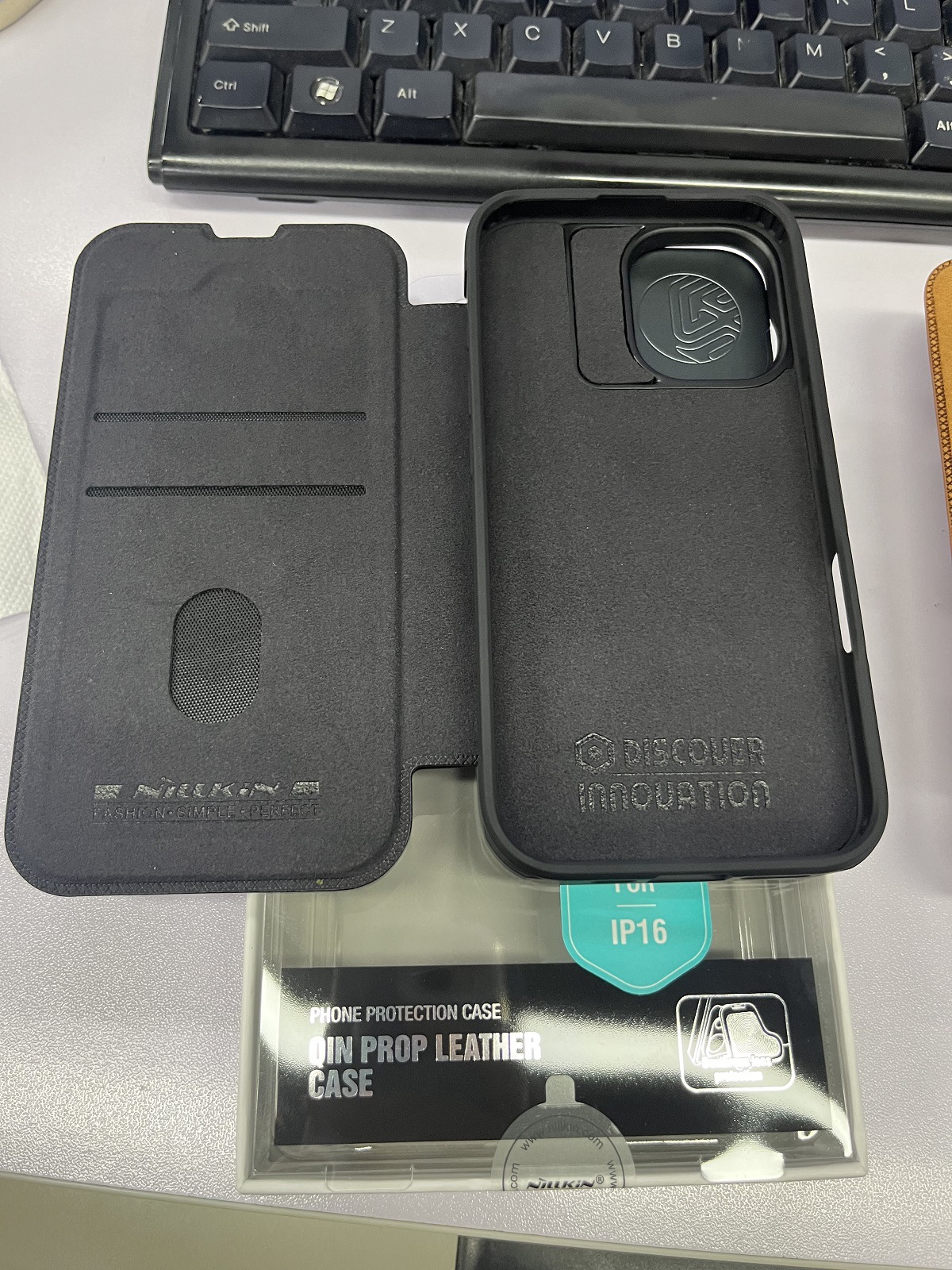 Ốp lưng iPhone 16 Pro Max chống sốc viền dày, có giá đỡ ống kính, bảo vệ toàn diện — Dòng Qin PROP (mẫu vải) màu đen, Dòng Qin PROP (mẫu vải) màu nâu, Apple IPHONE16 chi tiết 16
