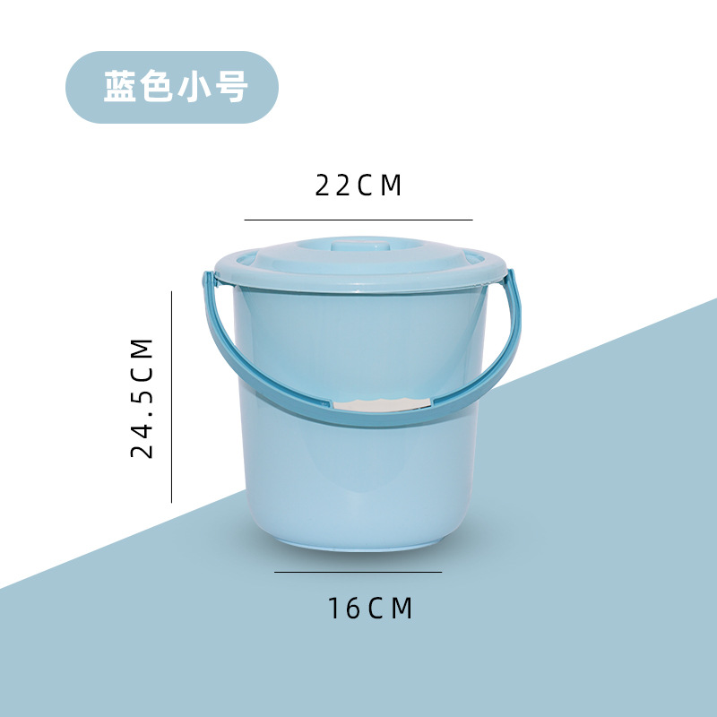 蓋付きの厚い家庭用大型プラスチックは、家庭用の手提げバケツの家庭用バケツを持っている学校の寮の学生がバケツを持っている