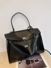 2024秋冬新款欧美简约大容量休闲锁扣大包单肩时尚潮流斜挎包女包