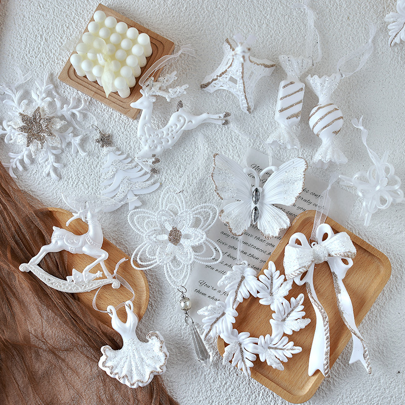 Nuevo colgante de acrílico de Navidad blanco transfronterizo, copos de nieve en polvo de brillo, paquete de regalo de árbol de Navidad de mariposa, colgante de caramelo pequeño