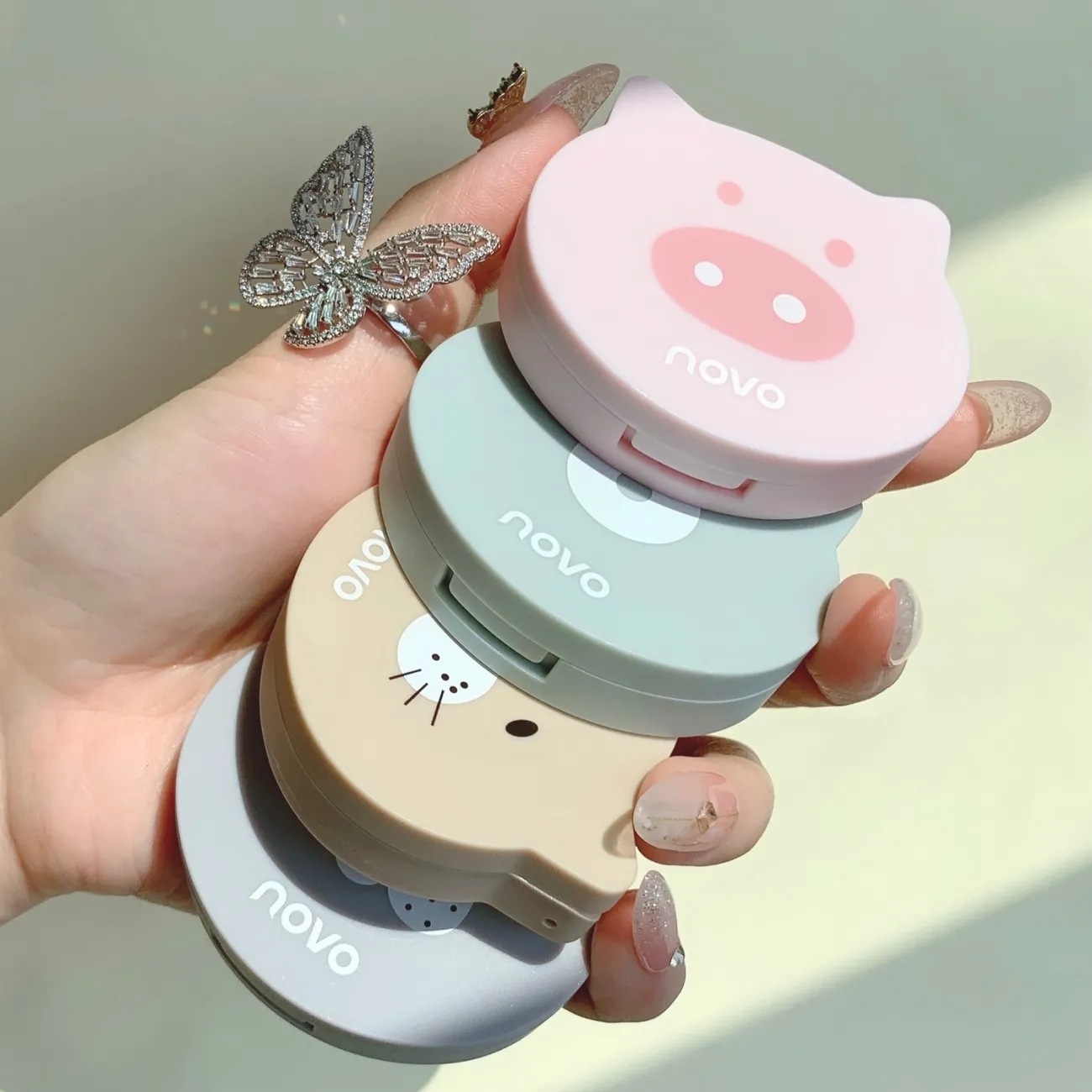 NOVO5506 Animal Diary Puré de papas Polvo reparador tridimensional de alto brillo para iluminar el tono de la piel Polvo de maquillaje