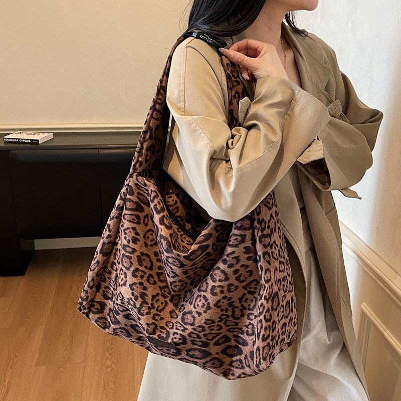Retro fashionable demi-season shopping bag