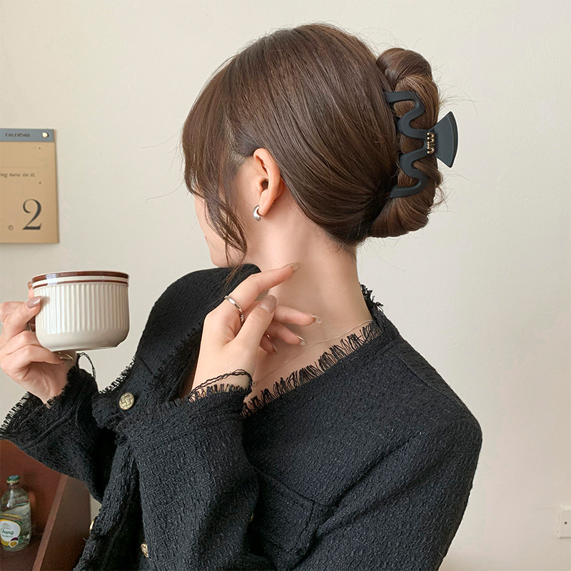 Pinza de pelo esmerilado negro horquilla femenina celebridad de Internet 2023 nueva Cabeza trasera clip de tiburón pelo Chuck clip de pelo tocado