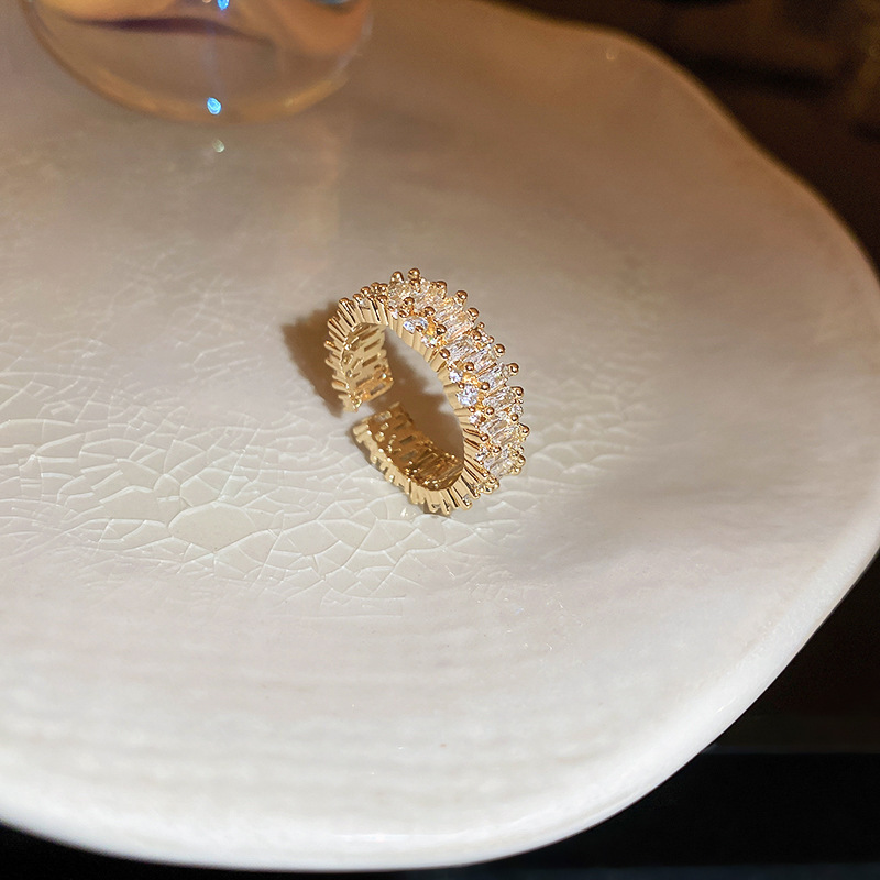 レトロな円形の緑松石の開口指輪の宮廷風の大衆の設計のファッション的な指輪の軽い贅沢な高級感の食指の指輪