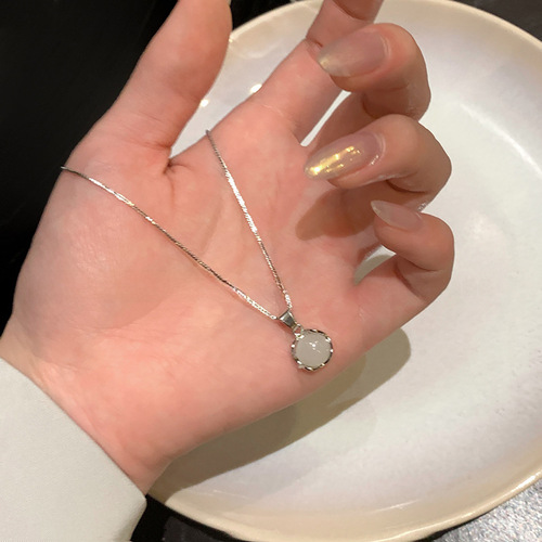 Cat's Eye Stone Circle Pendant Necklace for Women, Lightweight and Unique Design, High-End Fashion, Influencer Lockchain, Exquisite and Versatile Accessory