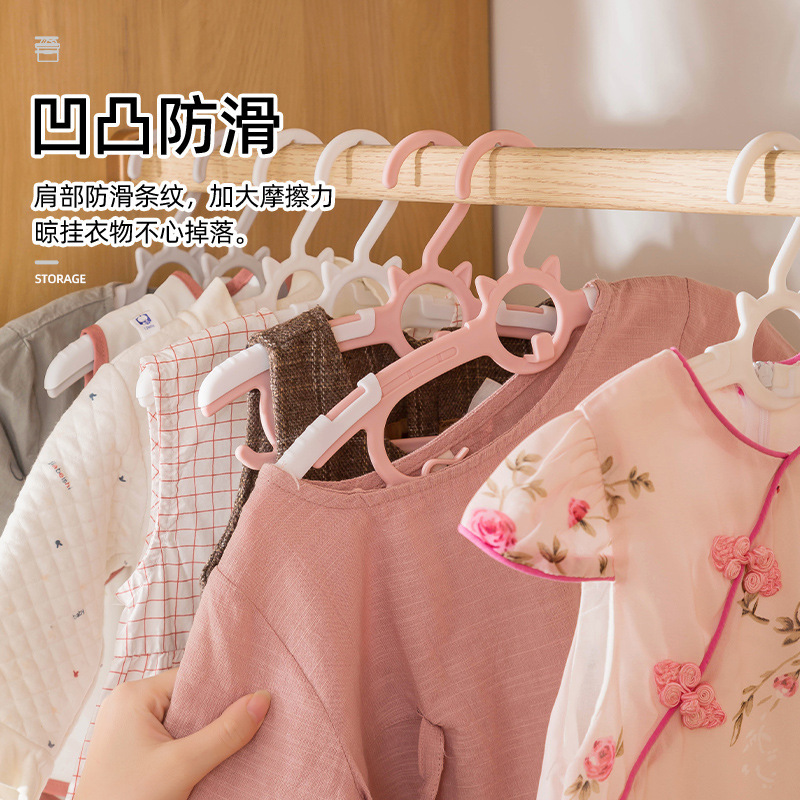 子供用衣類ハンガー、滑り止め、跡が残らない、伸縮式プラスチック製、ベビー服や幼児服を干すためのハンガー、持ち運び可能、軽量で高級感があります。|undefined
